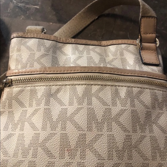 Micheal Kors cross body bag - Picture 2 of 4